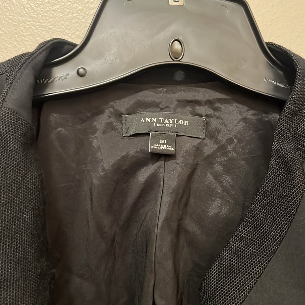 ANN TAYLOR - 10 WOMENS BLACK LINED TWO BUTTON CLOSURE POCKET FRONT BLAZER EUC - Picture 3 of 13
